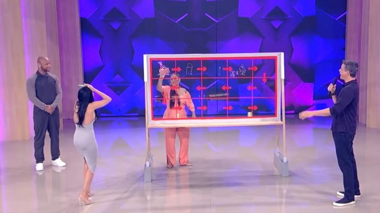 Simone e Simaria participam de brincadeira no programa Tamanho Família Imagem: Reprodução/Tamanho Família/GShow... - Veja mais em https://tvefamosos.uol.com.br/noticias/redacao/2019/07/18/simone-e-simaria-batem-boca-em-gravacao-e-marcio-garcia-intervem.htm?utm_source=facebook&utm_medium=social-media&utm_campaign=tvefamosos&utm_content=geral&cmpid=copiaecola