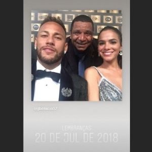 Tio de Neymar José Santos no meio do sobrinho e de Bruna Marquezine (Reproduçao/Instagram)