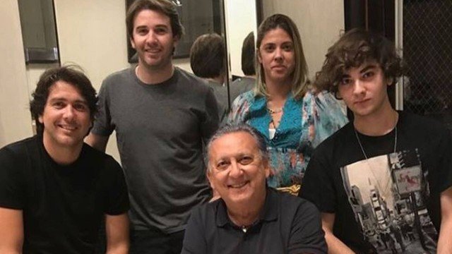 Galvão Bueno junto com a esposa e filhos. Foto: Reprodução