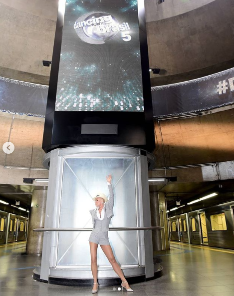 Xuxa fazendo pose no metrô de São Paulo.