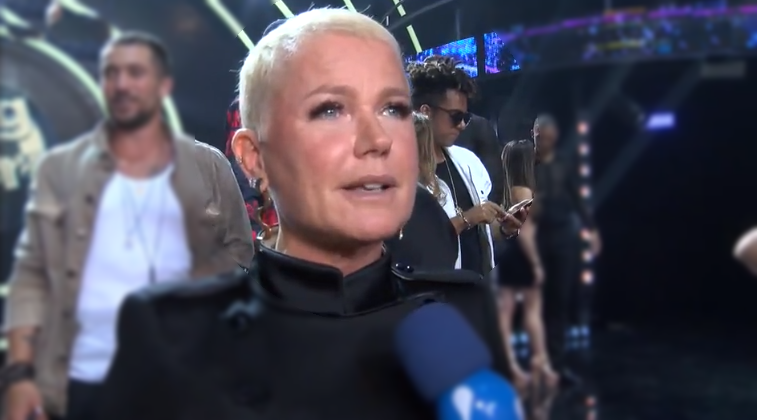 A apresentadora Xuxa Meneghel apresenta o Dancing Brasil 5 na Record e compete diretamente com Ratinho, do SBT. (Foto: Reprodução)