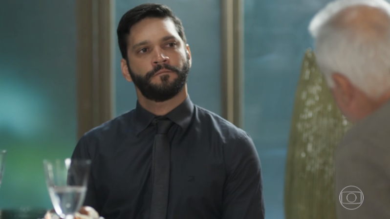 Diogo (Armando Babaioff) faz chantagem com Alberto (Antonio Fagundes) em Bom Sucesso (Foto: Reprodução/Globo)