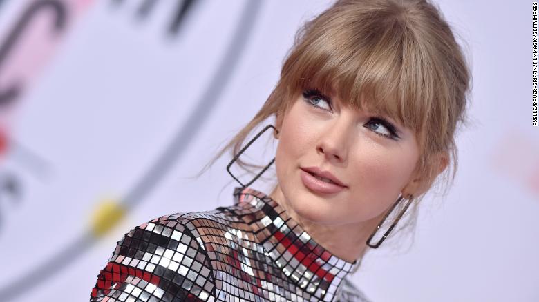 Taylor Swift muda letra de música em show para homenagear namorado