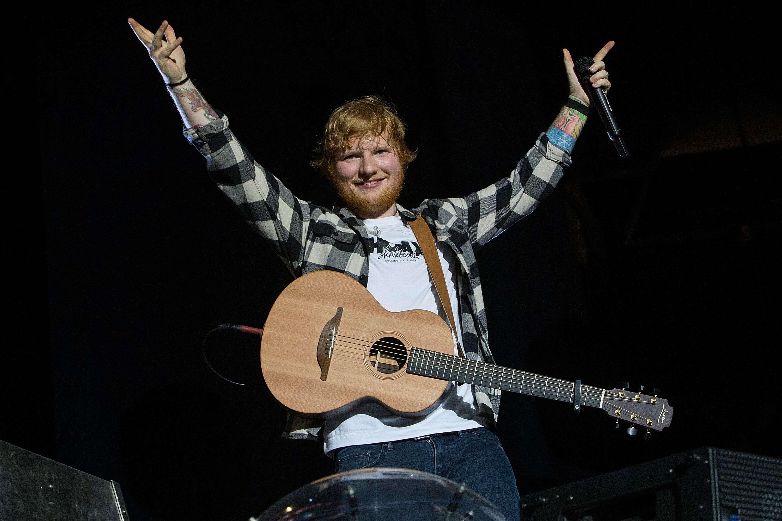 Ed Sheeran diz que evita mictórios pois sempre tentam dar uma