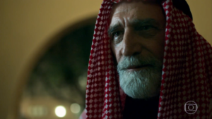 Aziz (Herson Capri) em Órfãos da Terra; assassino do sheik na novela é revelado (Foto: Reprodução/Globo)