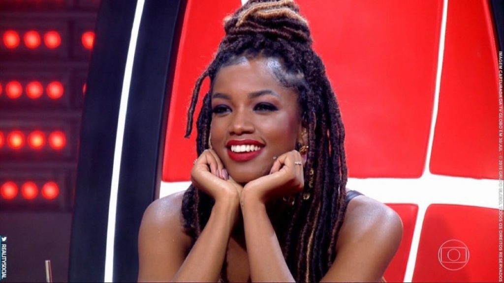 IZA é uma das técnicas do reality show The Voice Brasil, da Globo. (Foto: Reprodução)