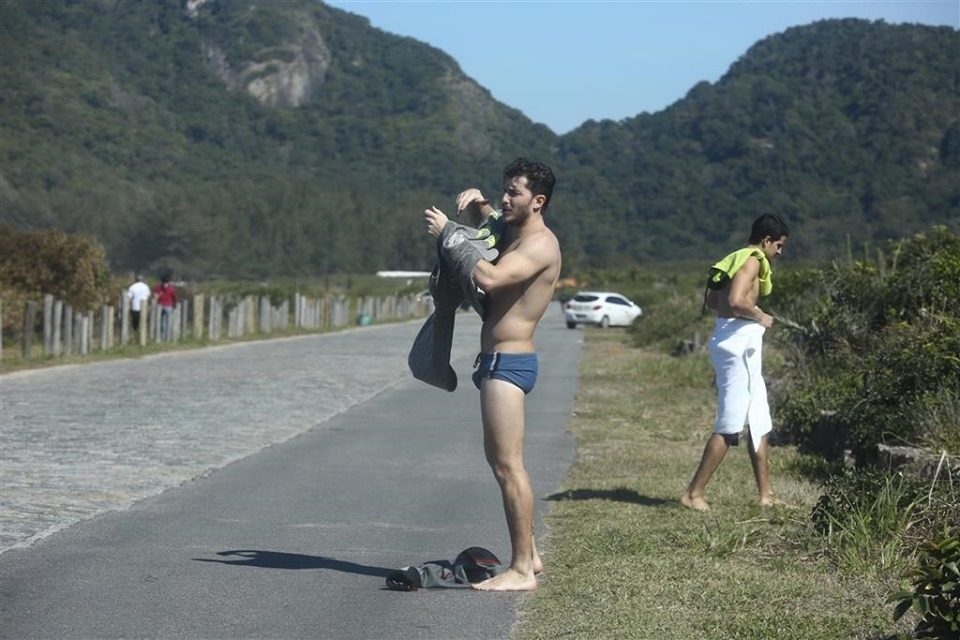 Klebbler Toledo e Enzo Celulari vão a praia e trocam de roupa no meio da rua (Foto: Reprodução)