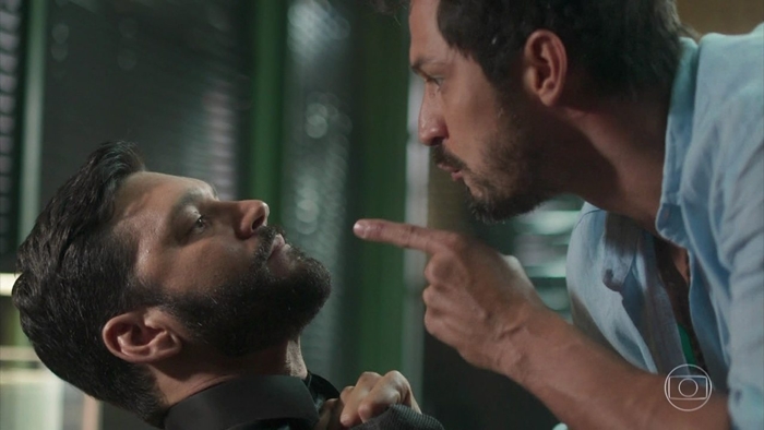 Marcos (Romulo Estrela) terá briga com Diogo (Armando Babaioff) em Bom Sucesso (Foto: Reprodução/Globo)