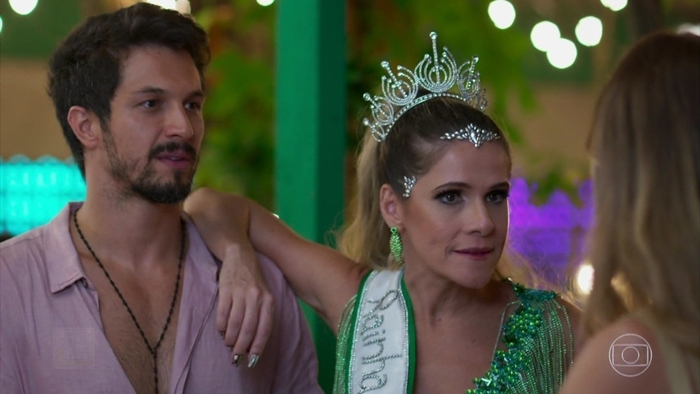 Romulo Estrela (Marcos) e Ingrid Guimarães (Silvana) em cena de Bom Sucesso, que cresceu em audiência (Foto: Reprodução/Globo)