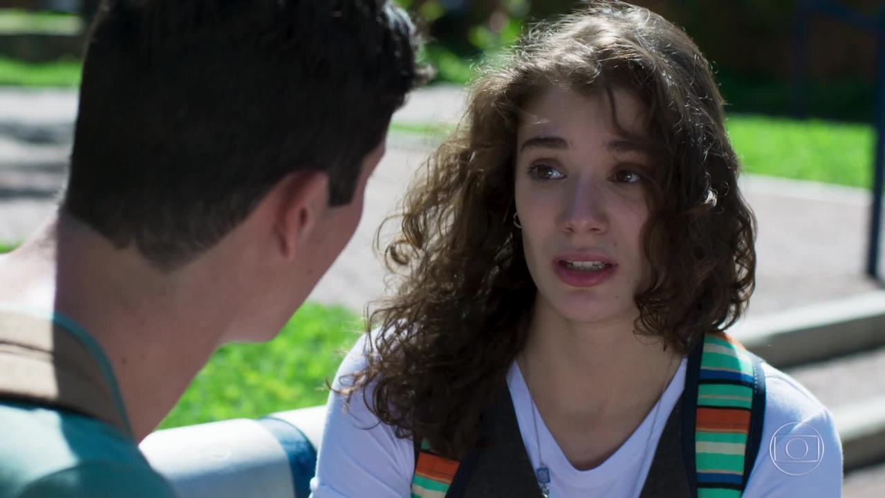 Meg diz a Beto e Guga que não sabe quem é o pai do filho dela em Malhação (Foto: TV Globo/ Divulgação)