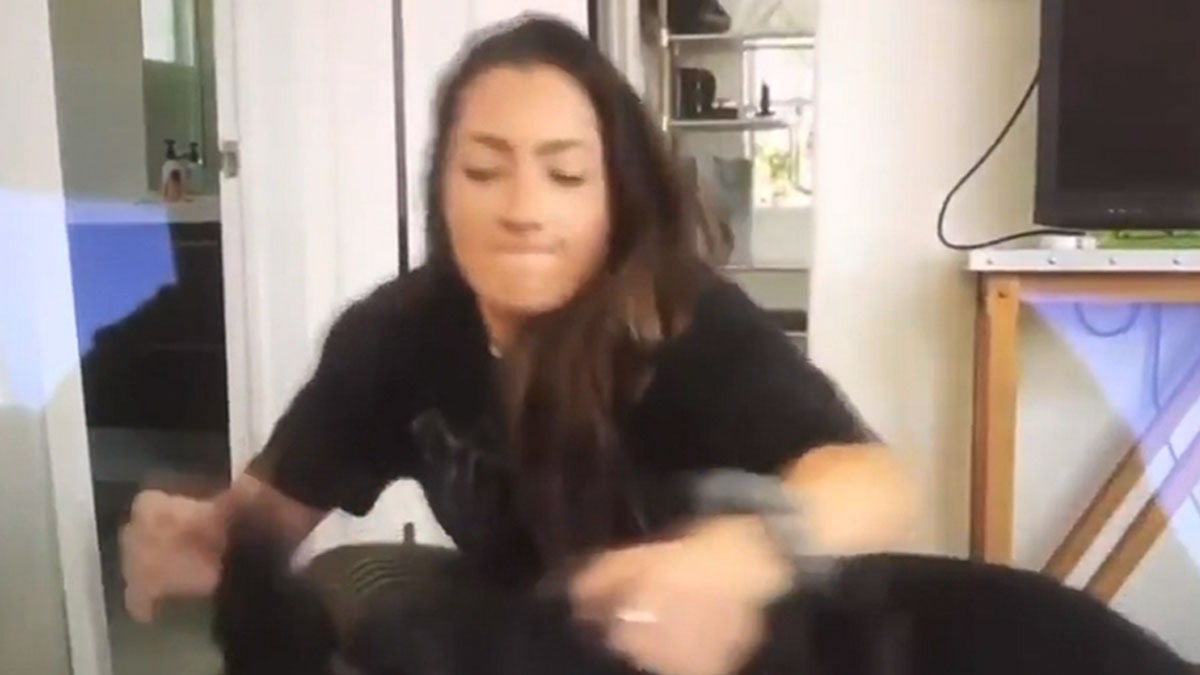 A famosa influenciadora Brooke Houts foi flagrada agredindo seu cachorro (Reprodução)