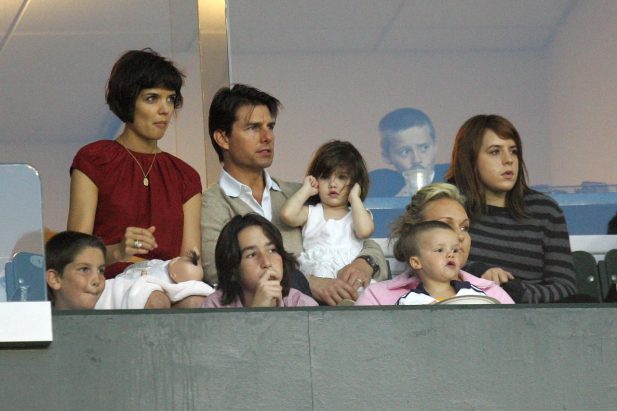 Katie Holmes, Tom Cruise, a pequena Suri e Isabella Kidman-Cruise, em 2008. (Foto: Reprodução)