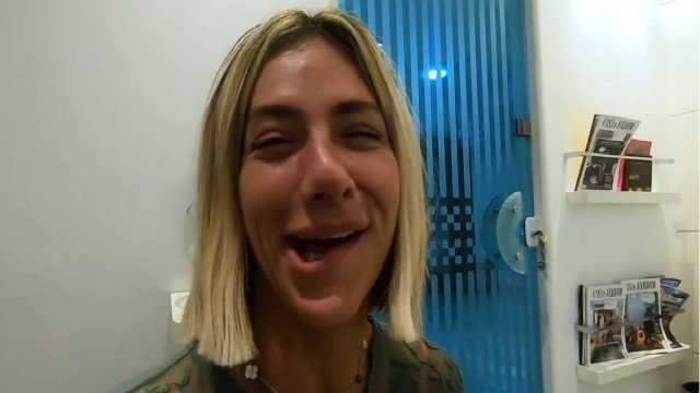 A modelo e atriz, Giovanna Ewbank surgi com a boca toda torda (Foto: Reprodução)