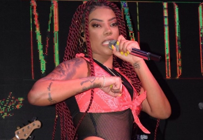 Ludmilla levou bolada durante show e teve atitude surpreendente (Foto: Instagram)