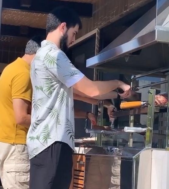 O apresentador do Jornal Nacional, da TV Globo, William Bonner assando churrasco ao lado do filho (Reprodução: Instagram)