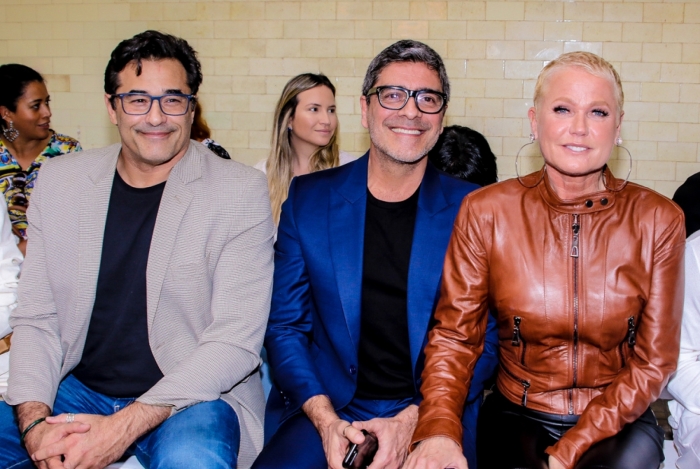 Xuxa, Luciano Szafir e Juno acompanharam o desfile de Sasha em São Paulo. Imagem AG News)