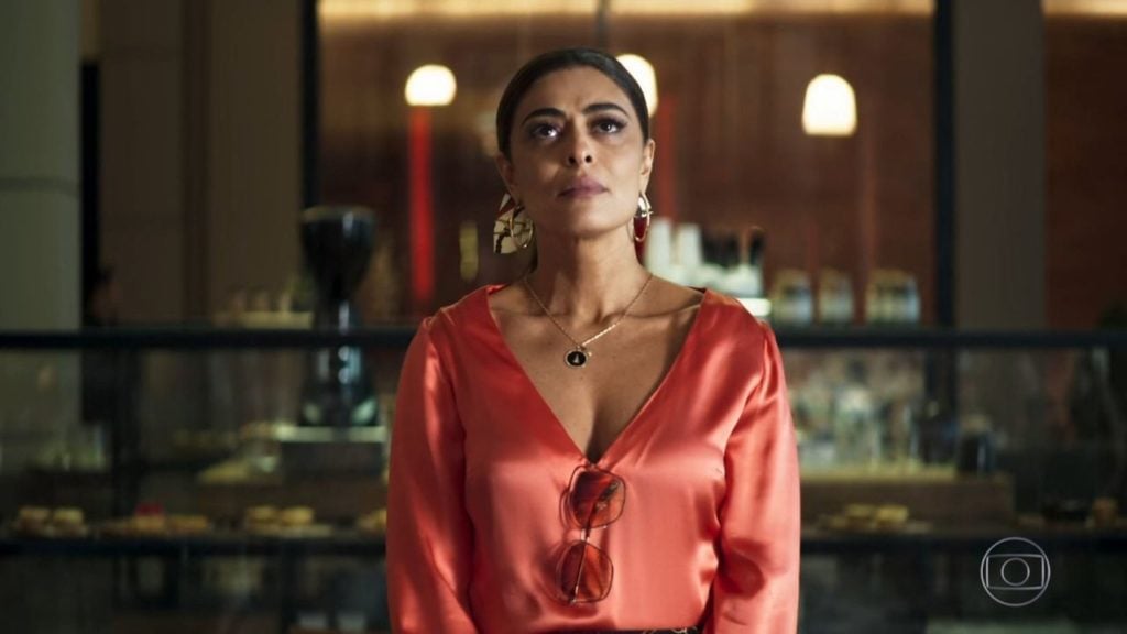 Maria da Paz (Juliana Paes) visita sua loja após ser expulsa pela filha em A Dona do Pedaço (Foto: Reprodução/Globo)