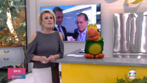 A apresentadora Ana Maria Braga, no Mais Você, ao lado de seu fiel escudeiro, o Louro José (Foto: Reprodução/Globo)