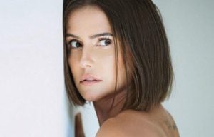 Deborah Secco foi detonada por protagonizar cenas quentes com outra mulher (Foto: Reprodução/Instagram)