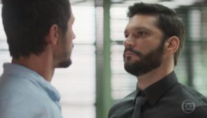 Diogo (Armando Babaioff) enfrenta Marcos (Romulo Estrela) em Bom Sucesso da Globo (Foto: Reprodução)