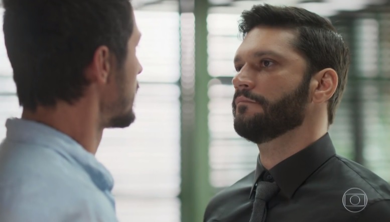 Diogo (Armando Babaioff) enfrenta Marcos (Romulo Estrela) em Bom Sucesso da Globo 