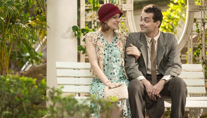 Maria Eduarda de Carvalho (Olga) e Eduardo Sterblitch (Zeca) no remake da novela Éramos Seis (Foto: Globo/Raquel Cunha)