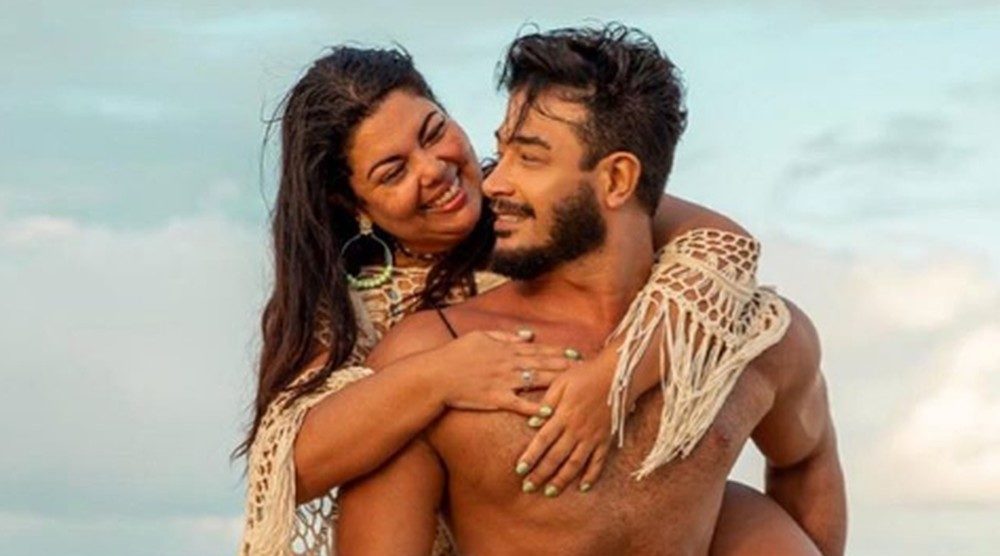 Fabiana Karla, recém saída de Verão 90 da Globo fala de seu relacionamento com Diogo Mello, seu noivo 13 anos mais novo. (Imagem Instagram)