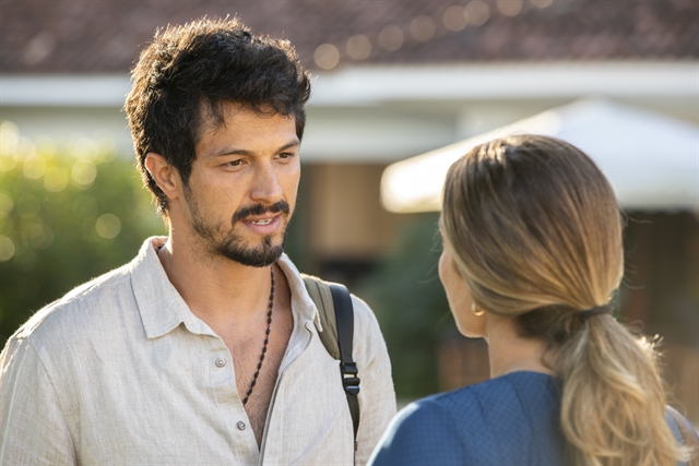 Marcos (Romulo Estrela) e Paloma (Grazi Massafera) em Bom Sucesso (Foto: Globo/Victor Pollak)