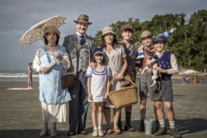 Lola (Gloria Pires) com sua família no remake de Éramos Seis, nova novela das seis da Globo (Foto: Globo/Raquel Cunha)