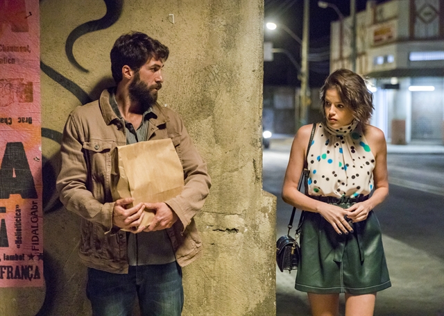 Rael (Rafael Queiroz) e Josiane (Agatha Moreira) em cena de A Dona do Pedaço (Foto: Globo/Paulo Belote)