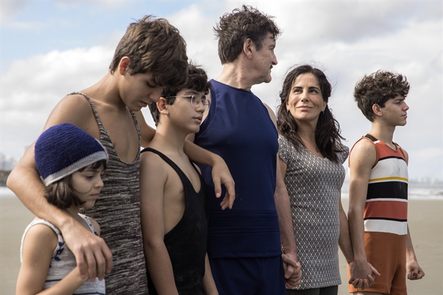 Isabel (Maju Lima), Carlos (Xande Valois), Julinho (Davi de Oliveira), Júlio (Antonio Calloni), Lola (Gloria Pires) e Alfredo (Pedro Sol) em Éramos Seis (Foto: Globo/Raquel Cunha)