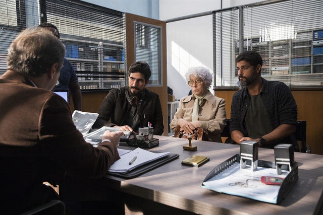 Jamil (Renato Góes) e Hussein (Bruno Cabrerizo) provam inocência de Almeidinha (Danton Melo) com ajuda de Calpúrnia (Cecília Homem de Melo) em Órfãos da Terra (Foto: Globo/Victor Pollak)