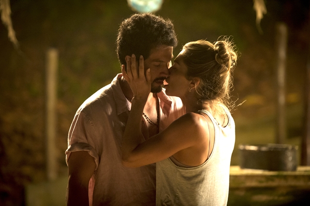 Marcos (Romulo Estrela) e Paloma (Grazi Massafera) se beijam em Bom Sucesso (Foto: Globo/João Cotta)