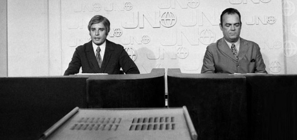 Cid Moreira e Hilton Gomes estreavam no primeiro Jornal Nacional há 50 anos e entrariam para a história do telejornal (Foto: Reprodução/ Globo)