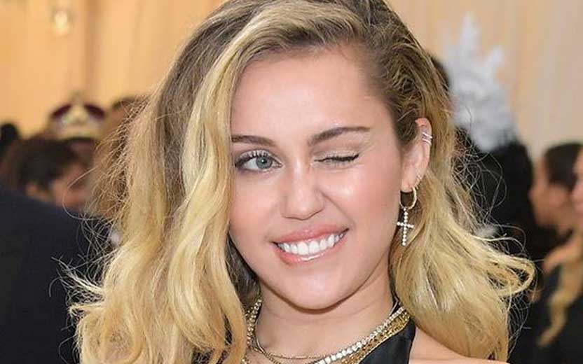 Depois de divórcio com Liam Hemsworth, Miley Cyrus é flagrada aos beijos com outra pessoa (Foto: Reprodução)