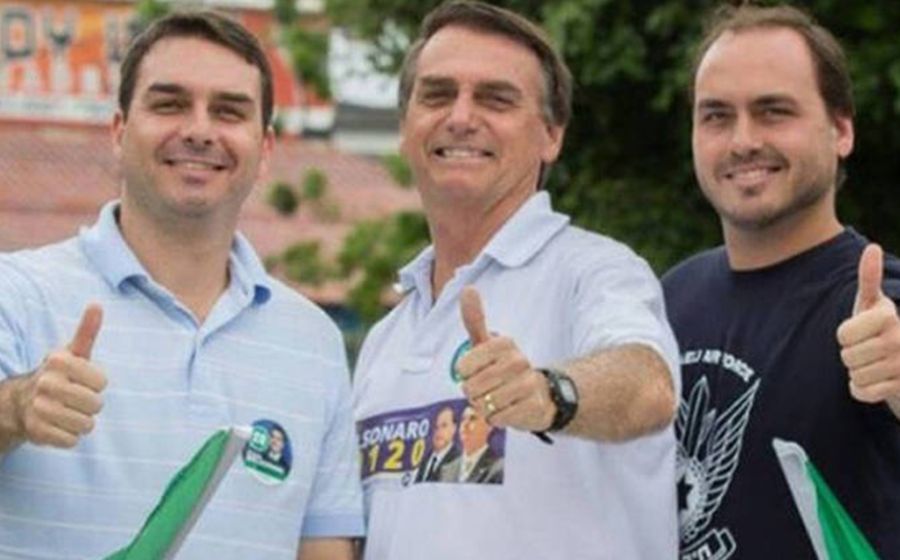 Flávio, Jair e Carlos Bolsonaro (Foto: Reprodução)