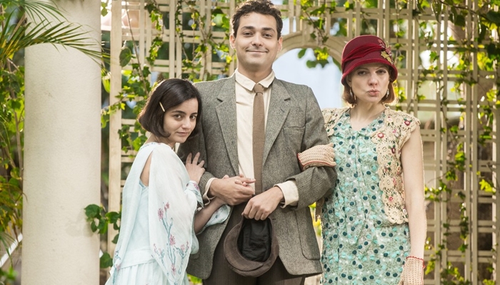 Justina (Julia Stockler) com Zeca (Eduardo Sterblitch) e Olga (Maria Eduarda de Carvalho) no remake de Éramos Seis (Foto: Raquel Cunha/Globo)