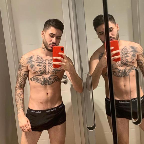 O cantor Kevinho ostentou seu corpo em forma e chamou a atenção para o volume de seu pênis na cueca em foto nas redes sociais (Foto: Reprodução / Instagram)