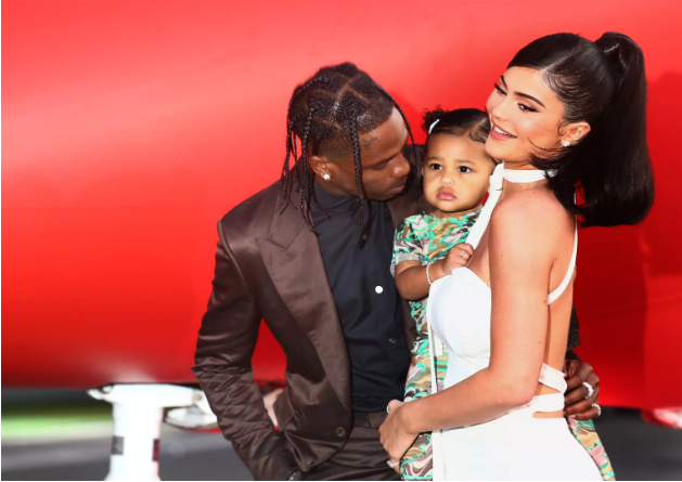 Kylie Jenner, Travis Scott e filha (Foto: Reprodução)