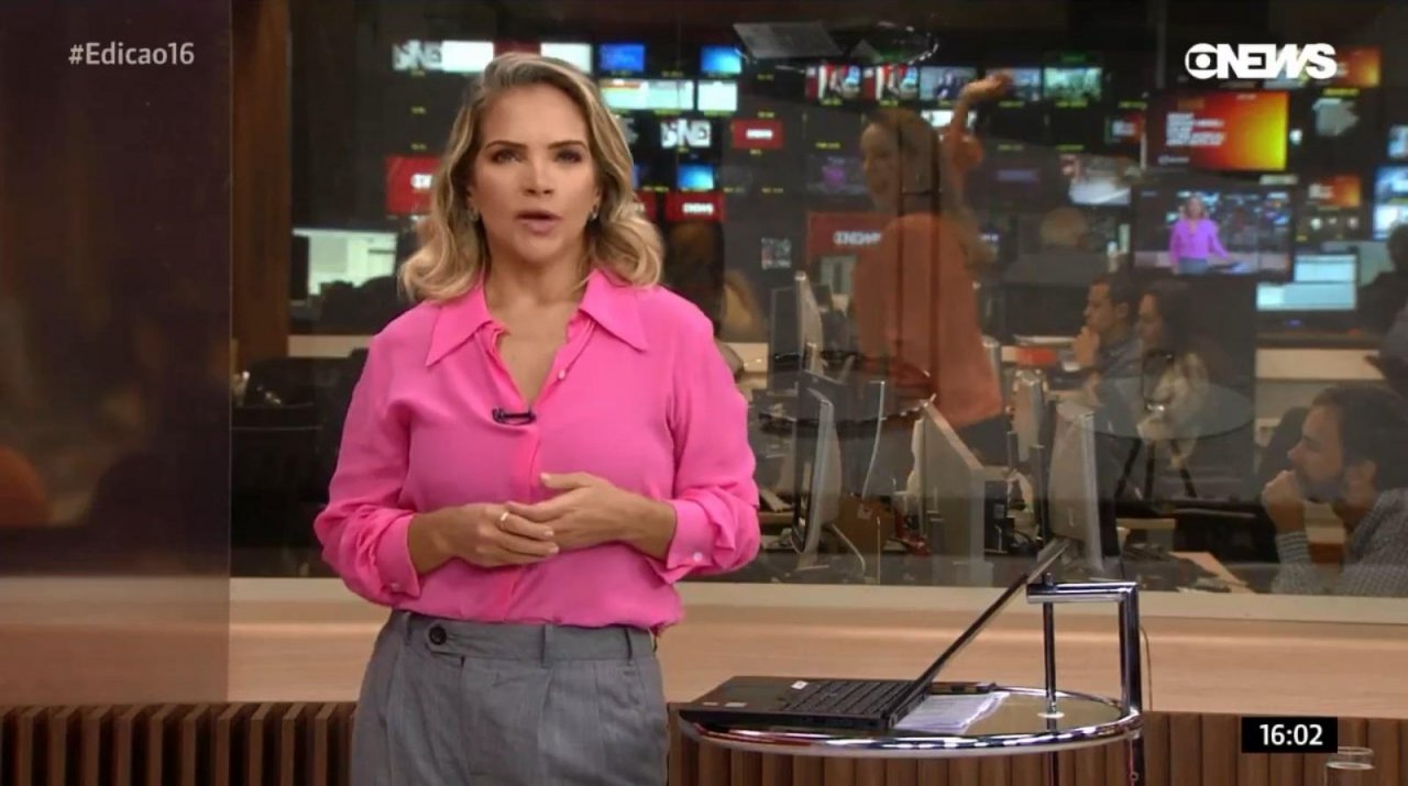 Maria Beltrão é flagrada rebolando ao vivo enquanto Leila Sterenberg apresenta jornal na GloboNews (Imagem: Reprodução)