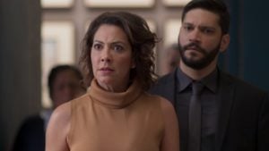 Nana (Fabiula Nascimento) e Diogo (Armando Babaioff) vão acusar Paloma (Grazi Massafera) por roubo em Bom Sucesso da Globo (Foto: Reprodução/Globo)