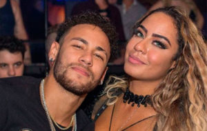 Imagem do post Irmã de Neymar posta foto exagerada e internet não perdoa momento bizarro: “saturadah”