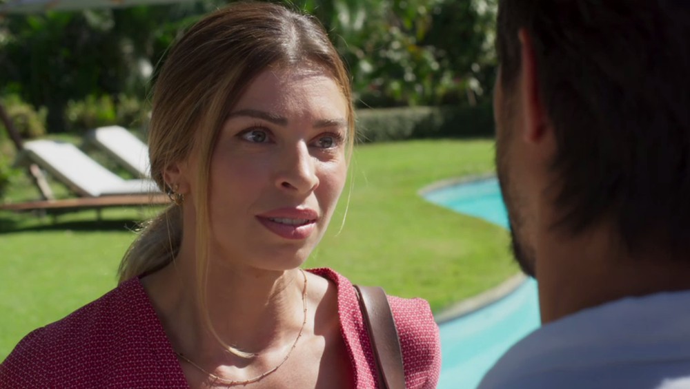 Paloma tenta a todo custo ficar longe de Marcos na novela Bom Sucesso (Foto: Reprodução/Globo)