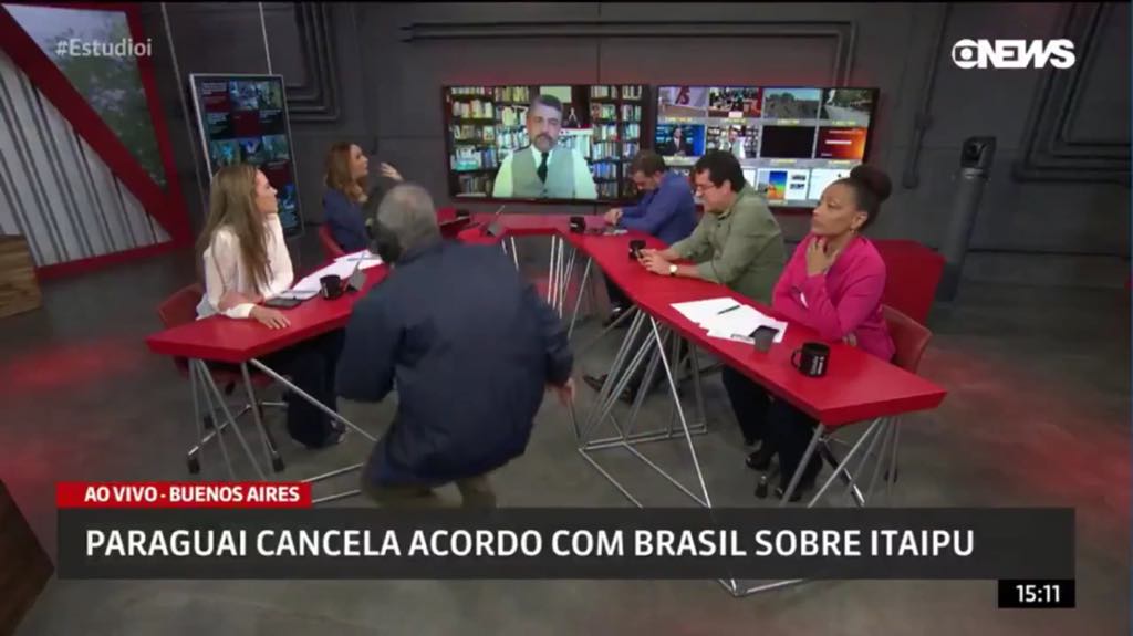 Produtor do Globonews aparece sem querer no meio do programa ao vivo (Imagem: reprodução)