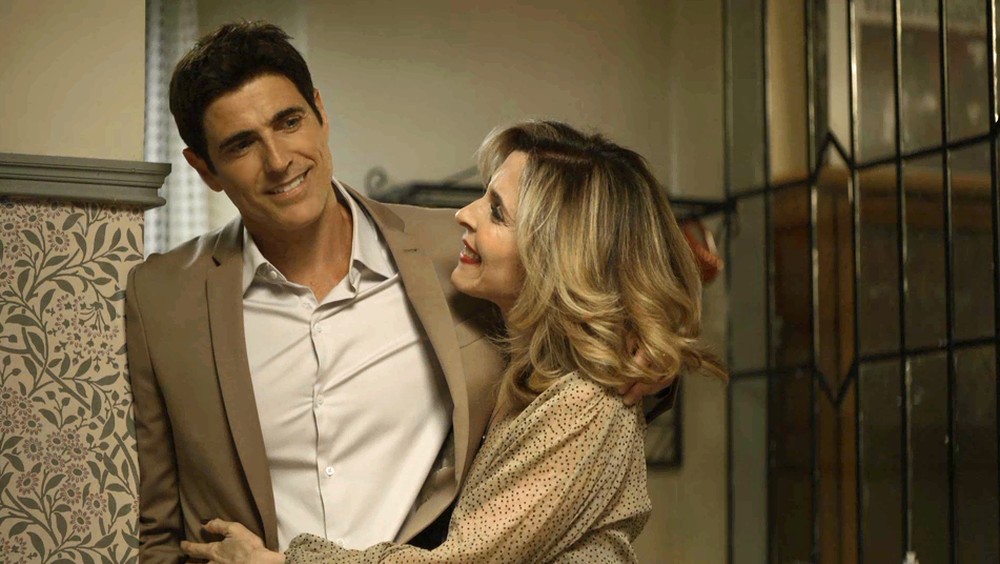 Régis e Glayds em cena de A Dona do Pedaço (Foto: Reprodução)