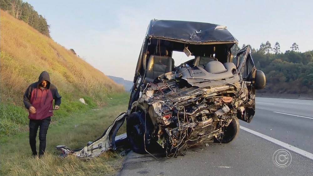 Van da Banda Sampa Crew é atingida por um carro na contra-mão e deixa um morto e nove feridos em acidente (Imagem: G1)