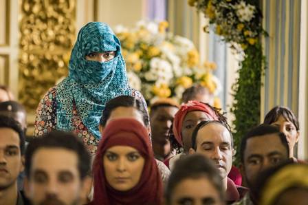 Dalila é cercada por Almeidinha em falso casamento de Laila e Bruno em Órfãos da Terra (Foto: Paulo Belote/TV Globo/ Divulgação)