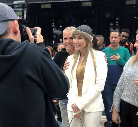 Xuxa Meneghel atendendo uma fã após o Dancing Brasil (Foto: Reprodução/ Carla Bittencourt)