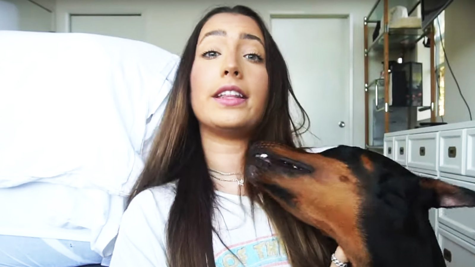 A famosa influenciadora Brooke Houts foi flagrada agredindo seu cachorro (Reprodução)