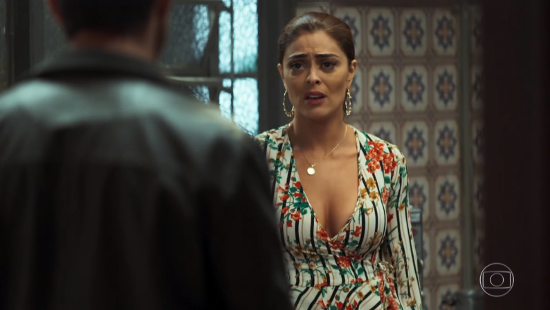 Maria da Paz (Juliana Paes) aparece com roupa de estampa florida em cena de A Dona do Pedaço, novela das nove da Globo (Foto: Reprodução/Globo)